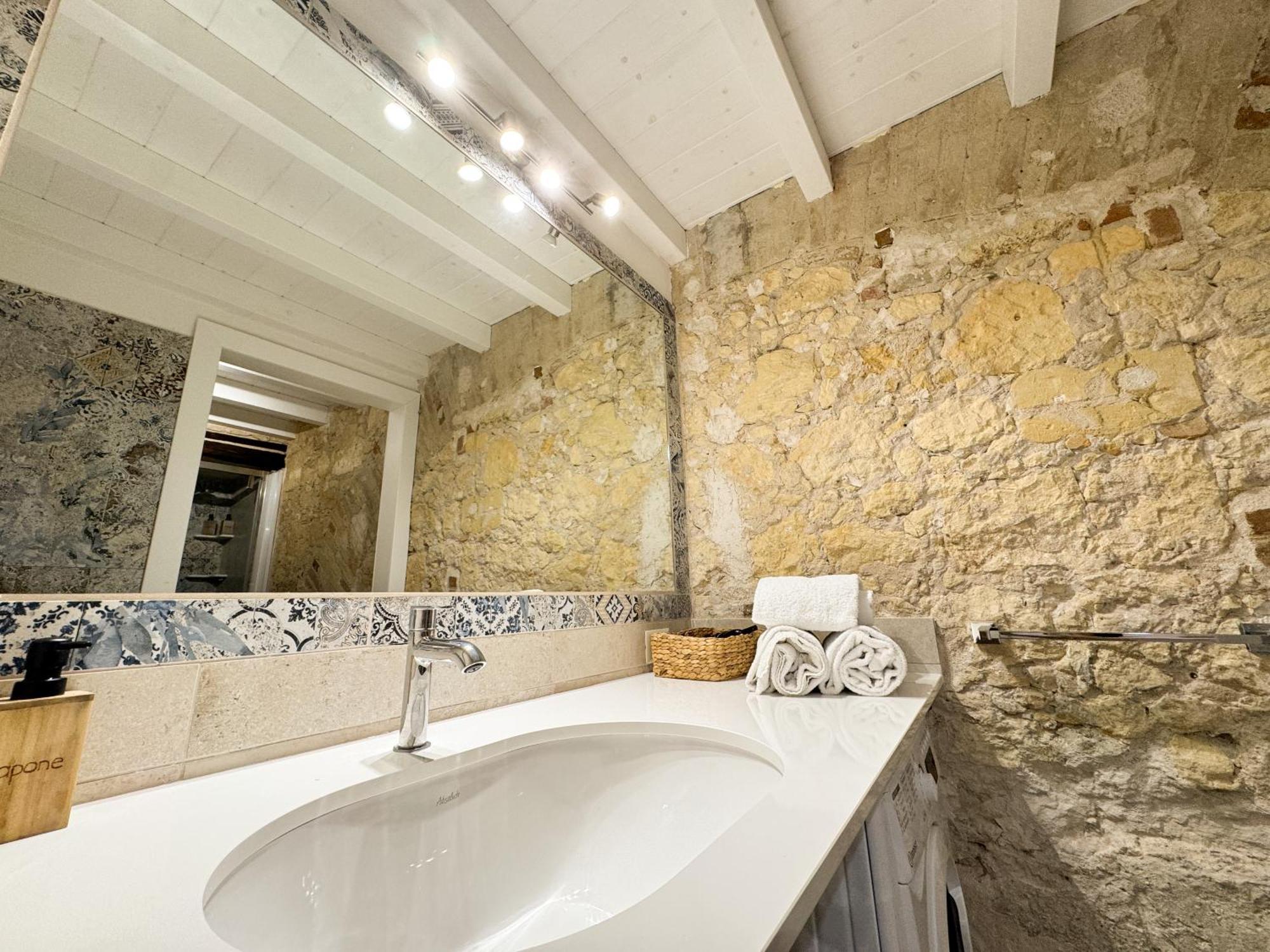 Kalma Villanova - Stone Elegance In The Old Town Cagliari